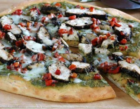 Image of Pesto Pizza With Dash™ Grilled Chicken Recipe